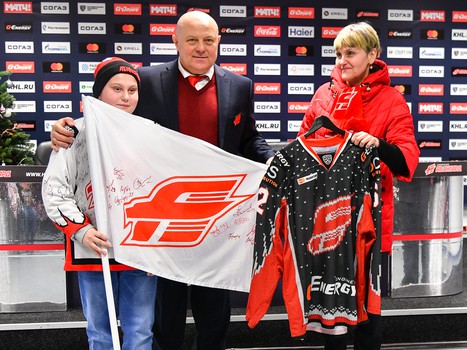 Вручение новогодних свитеров победителям аукциона