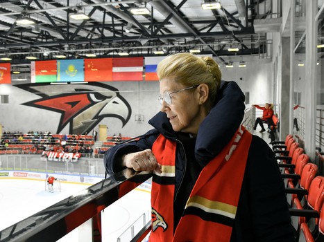 Елена Мизулина в Хоккейной Академии «Авангард»