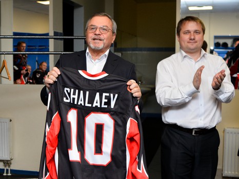 "Офисные Ястребы": вручение игровых свитеров и ледовая тренировка