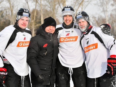 Тренировка "Авангарда" на стадионе "Юность" под открытым небом