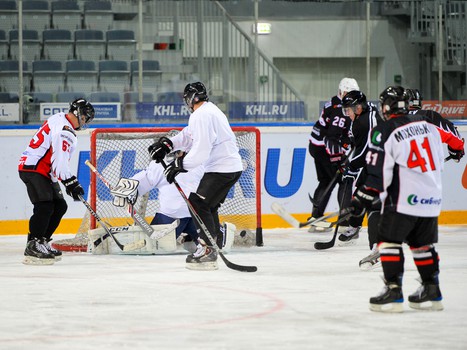 "Офисные Ястребы": вручение игровых свитеров и ледовая тренировка