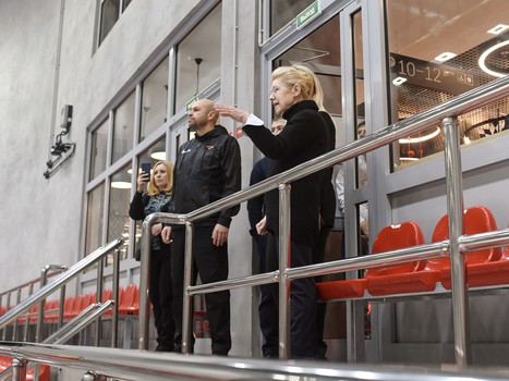 Елена Мизулина в Хоккейной Академии «Авангард»