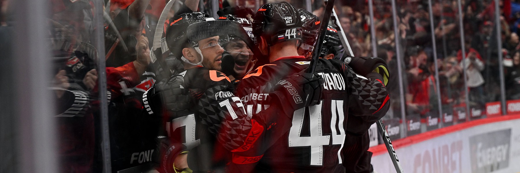 МЫ ИДЁМ ДАЛЬШЕ | Победная раздевалка «Авангарда» после 5-го матча с «Нефтехимиком» (ВИДЕО)