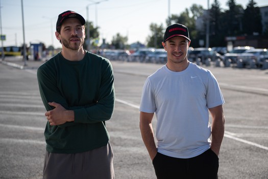 Джозеф Чеккони и Эндрю Потуральски прилетели в Омск