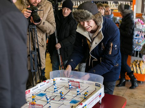 Хоккеисты "Авангарда" сыграли с омичами в настольный хоккей и поработали на заправке