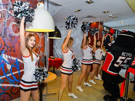 Автограф-сессия игроков "Авангарда" в "Макдоналдс"