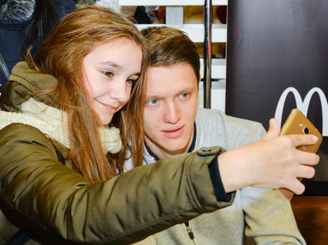 Автограф-сессия игроков "Авангарда" в "Макдоналдс"