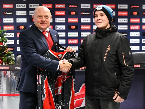 Вручение новогодних свитеров победителям аукциона