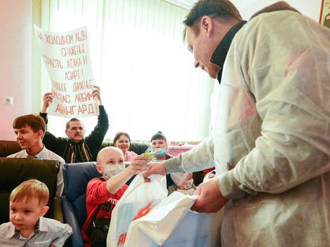 Сумманен, Калинин и Гончаров в гостях у юных пациентов ОДКБ