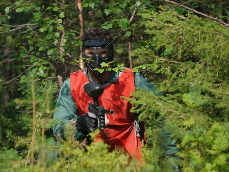 Братья по оружию. Игроки, тренеры и персонал "Авангарда" сыграли в пейнтбол