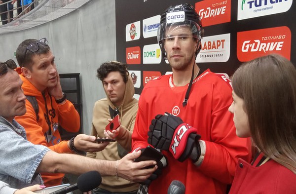 К. Найт: мы все заряжены от того, что видим, как встречали команду в Омске на презентации