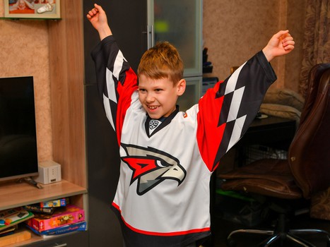 Новогоднее чудо «Авангарда» #1: «Омские Ястребы» навестили маленького хоккеиста