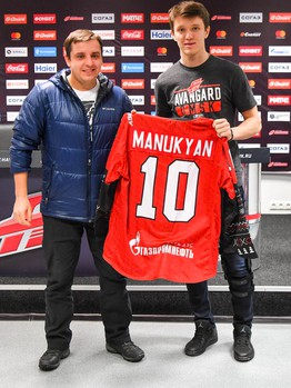 Вручение новогодних свитеров