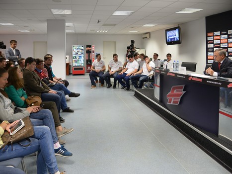 Пресс-конференция президента ХК "Авангард" Владимира Шалаева и представление новичков
