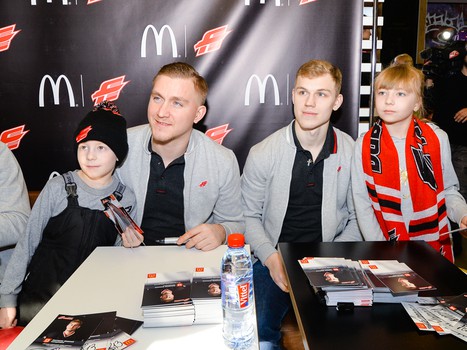 Автограф-сессия игроков "Авангарда" в "Макдоналдс"