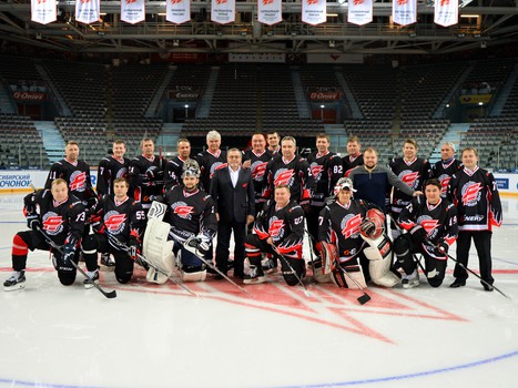 "Офисные Ястребы": вручение игровых свитеров и ледовая тренировка