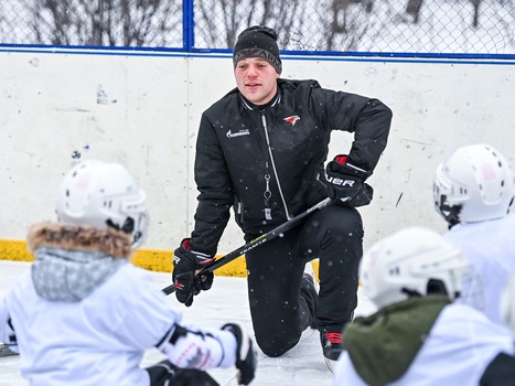 Уроки хоккея проходят в 10 школах Омска