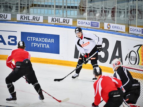 Виталий Меньшиков принял участие в раскатке "Авангарда" перед матчем с "Трактором"