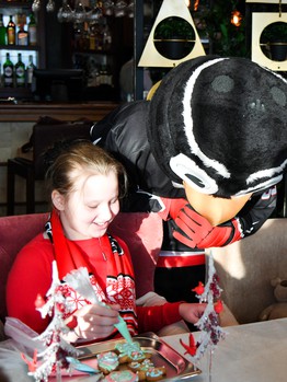 Подарки команде от Клуба юного болельщика "Авангарда"