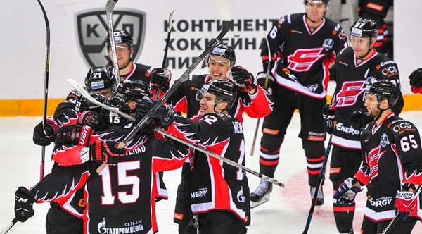 "Хоккей в Омске - семейная история!" Губерниев, три овертайма и победа: в Омске стартовал плей-офф (СЮЖЕТ)