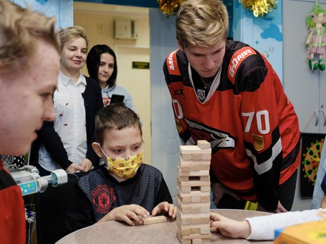 Новогодние подарки для юных болельщиков