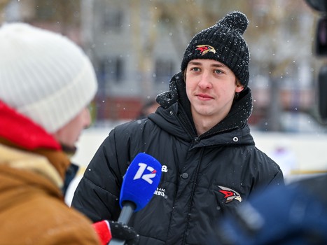 Уроки хоккея проходят в 10 школах Омска