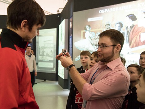 Олег Шилин с воспитанниками школы "Авангарда" на экскурсии в Историческом парке