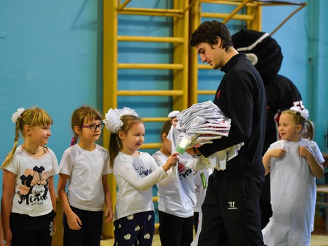 "Физ-ра с Омскими Ястребами" у первоклашек