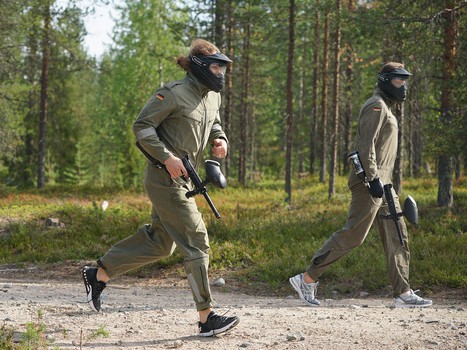 Братья по оружию. Игроки, тренеры и персонал "Авангарда" сыграли в пейнтбол