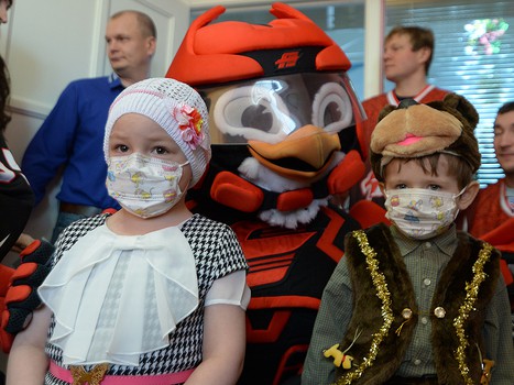 Хоккеисты "Авангарда" поздравили детей из ОДКБ с наступающим Новым годом