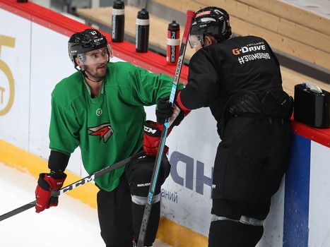 Снова на льду. «Авангард» вернулся к работе