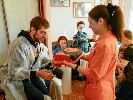 Сумманен, Калинин и Гончаров в гостях у юных пациентов ОДКБ