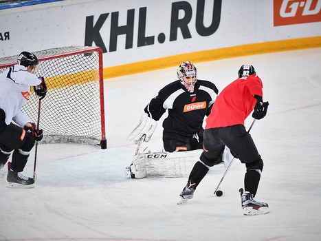 Виталий Меньшиков принял участие в раскатке "Авангарда" перед матчем с "Трактором"