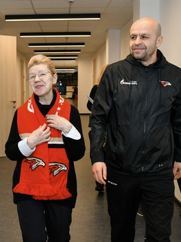 Елена Мизулина в Хоккейной Академии «Авангард»