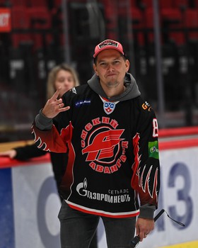 Массовые катания для 75 первых покупателей абонементов на матчи «Авангарда» в сезоне 2025/26 с Михаилом Гуляевым