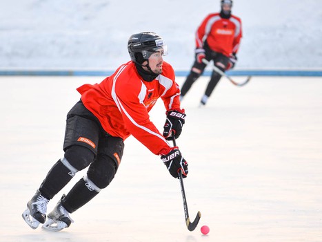 "Авангард" сыграл в хоккей с мячом под открытым небом