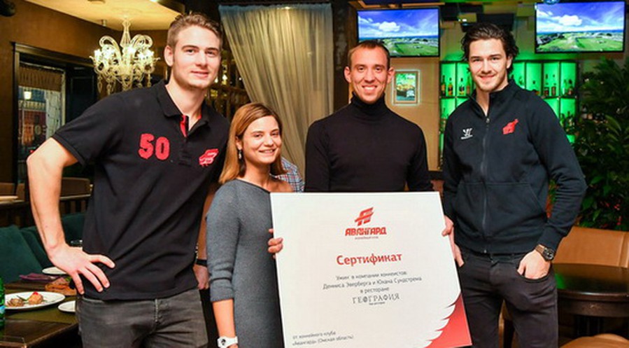 "Интересно узнать что-то новое о русских людях". Легионеры "Авангарда" поужинали с болельщиком