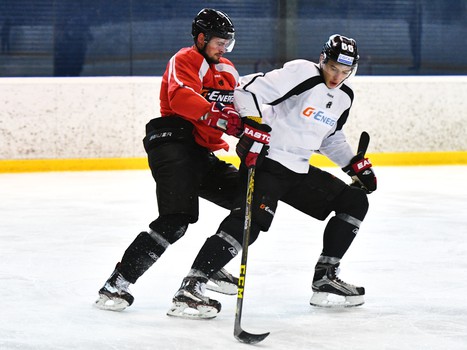 Раскатка "Авангарда" в Хомутове перед матчем с "Автомобилистом"