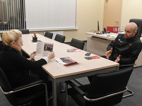 Елена Мизулина в Хоккейной Академии «Авангард»