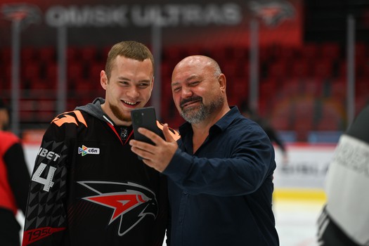 Массовые катания для 75 первых покупателей абонементов на матчи «Авангарда» в сезоне 2025/26 с Михаилом Гуляевым