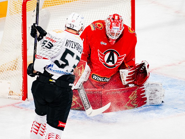 ЛУЧШИЕ СМЕНЫ В СЕЗОНЕ | Победная раздевалка «Авангарда» после матча с «Автомобилистом» (ВИДЕО)