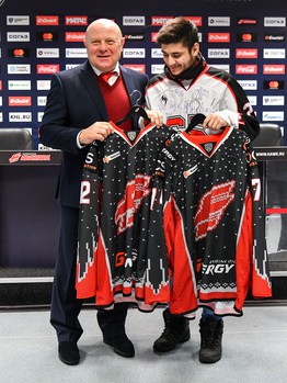 Вручение новогодних свитеров победителям аукциона