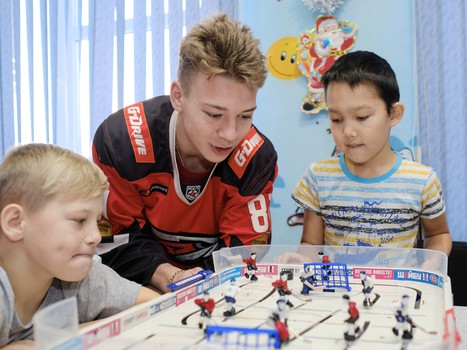 Новогодние подарки для юных болельщиков