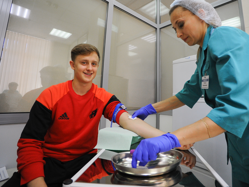 Игроки "Омских Ястребов" стали участниками Всемирного дня доноров костного мозга