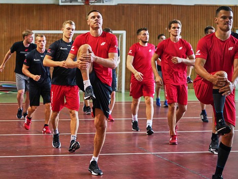 Первая тренировка Боба Хартли с "Авангардом"