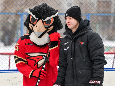 Уроки хоккея проходят в 10 школах Омска