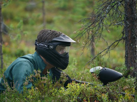 Братья по оружию. Игроки, тренеры и персонал "Авангарда" сыграли в пейнтбол