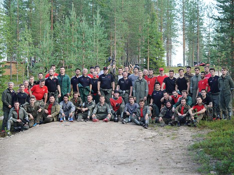 Братья по оружию. Игроки, тренеры и персонал "Авангарда" сыграли в пейнтбол