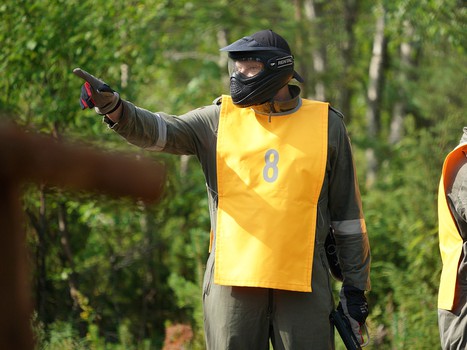 Братья по оружию. Игроки, тренеры и персонал "Авангарда" сыграли в пейнтбол