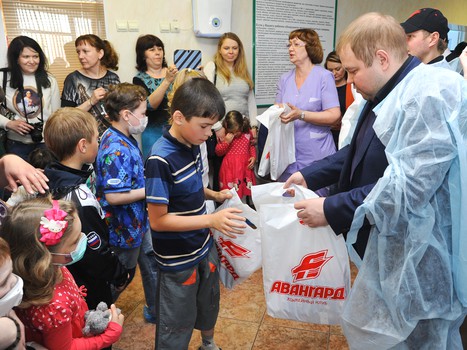 "Авангард" устроил праздник для юных болельщиков из ООДКБ